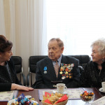 Супруги Горячих беседуют с директором УрЦНИ М.М.Боровковой