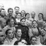 Фото с артистами хора и Героем Советского Союза, летчиком М.П. Девятаевым